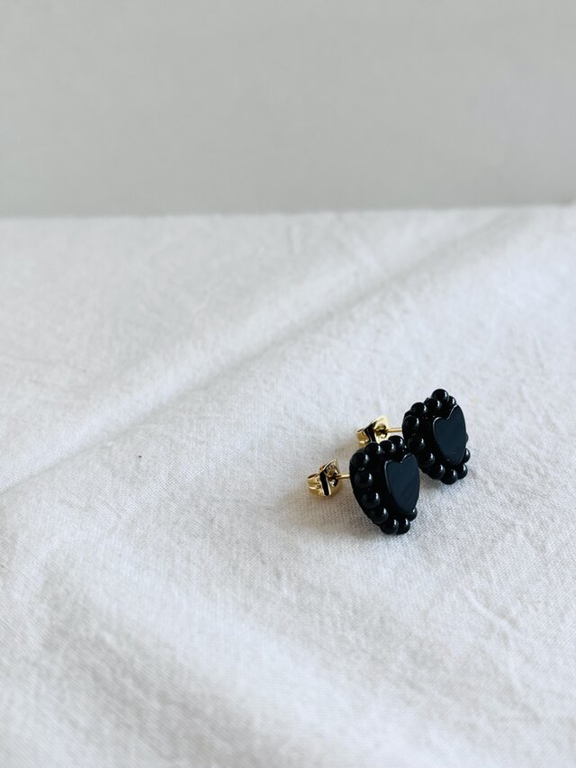 天然石刺繍／ピアス】Heartブラックオニキス×ブラックスピネル | iichi