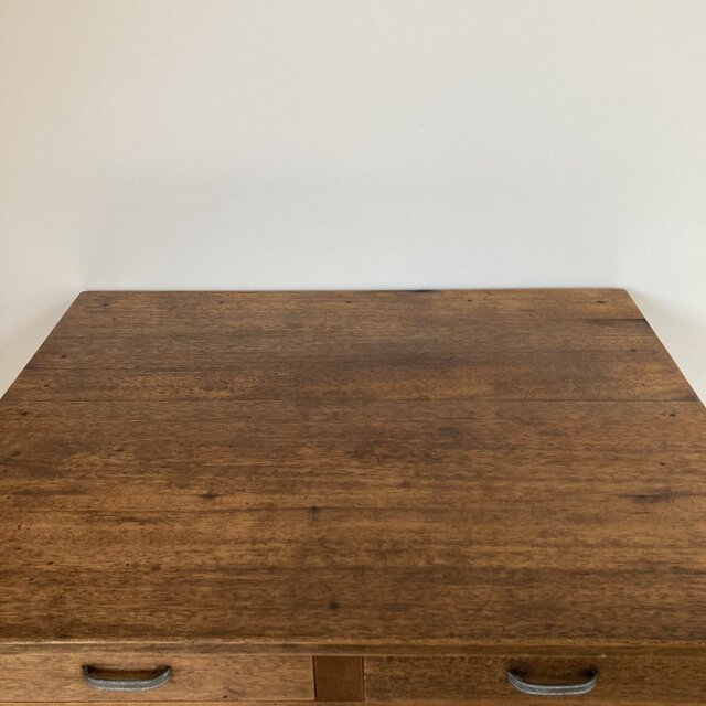 古道具 木の釘で作られた茶色い机 桐製 良い木味の平机 デスク 作業台 | iichi 日々の暮らしを心地よくする