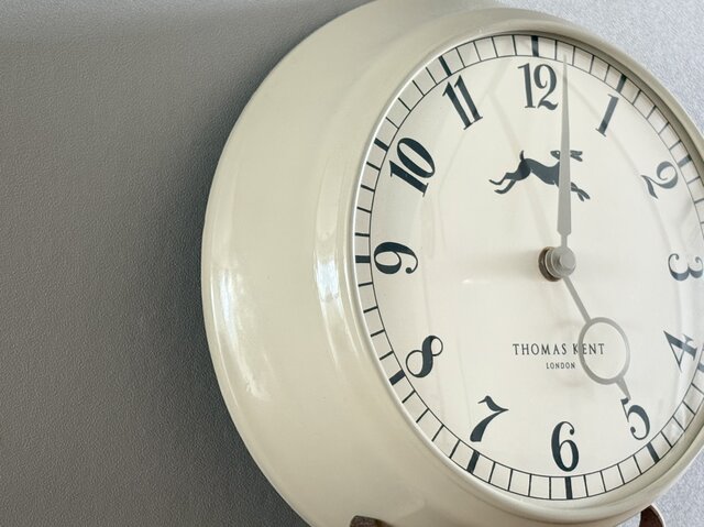 英国の野原を駆けるウサギと、穏やかな時間を刻む掛け時計【THOMAS