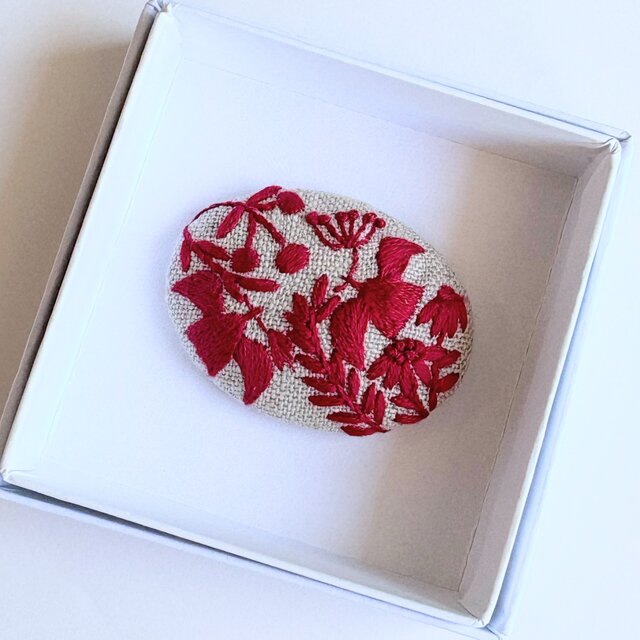 shoさま専用：赤青DRIES VAN NOTEN 刺繍ブローチ 北欧風ことりと草花の刺繍ブローチ【hokuo】#504 | iichi 日々の暮らし