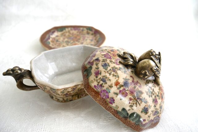 Wong Lee ヴィンテージ　陶器　小物入れ Wong Lee Porcelain】シノワズリ様式 蓋と受け皿付き 陶磁器製容器