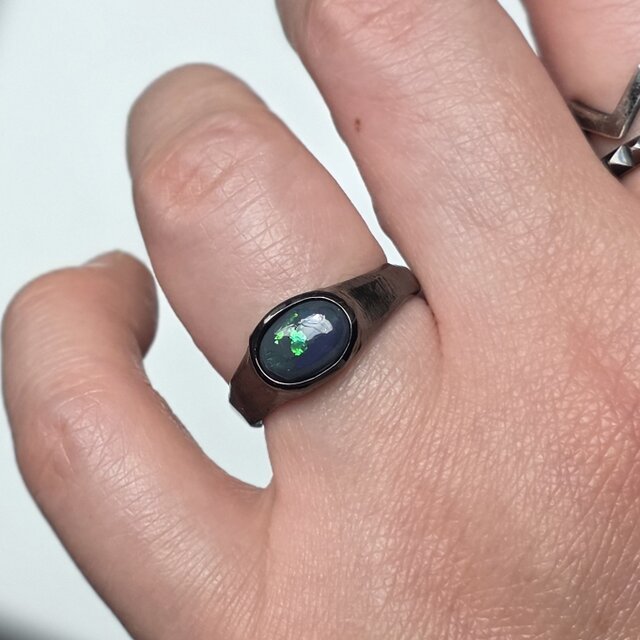 ブラックオパール 0.9ct オーバル BK印台 シルバーSV925リング | iichi