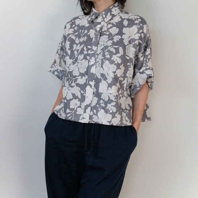 ☆受注製作☆ サラッとリネンのゆったりショートシャツ【グレイ×白・花 