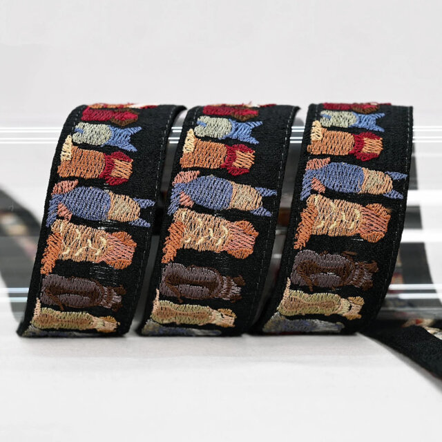 インド刺繍リボン50cm切り売り 犬の後ろ姿 3.7cm ブラック ドッグ