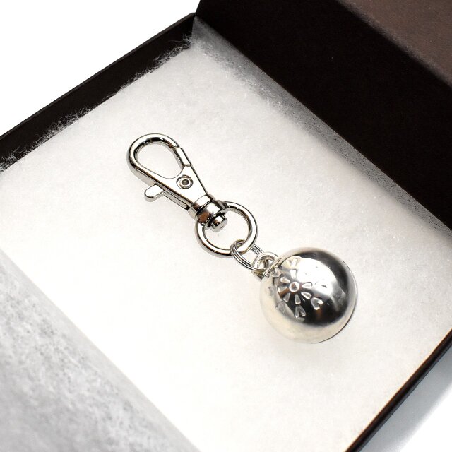 鈴 花の刻印模様 キーホルダー silver製 | iichi 日々の暮らしを