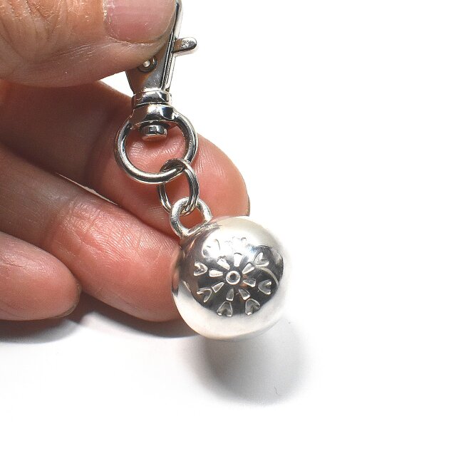 鈴 花の刻印模様 キーホルダー silver製 | iichi 日々の暮らしを