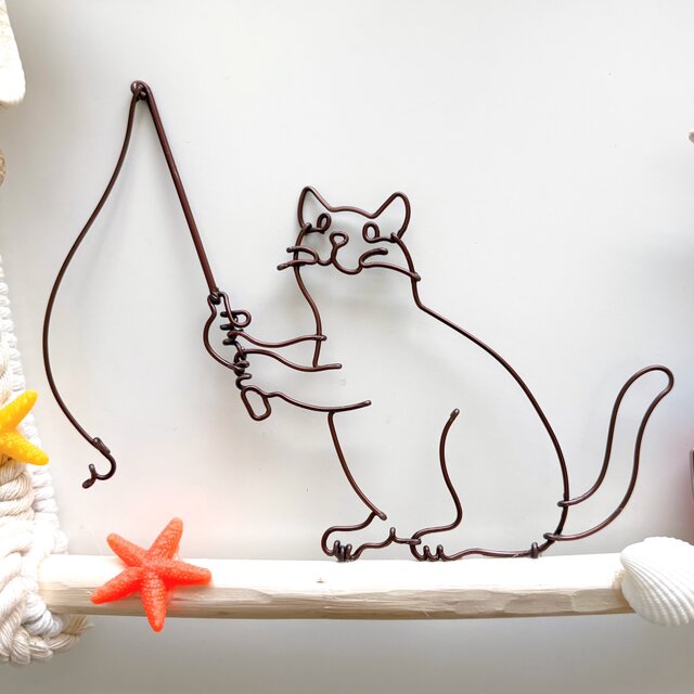 魚釣りを楽しむのんびり猫のオーナメント | iichi 日々の暮らしを