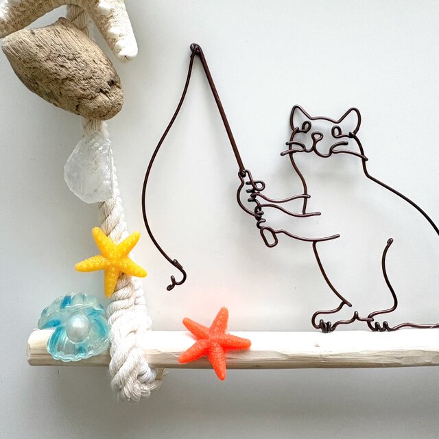 魚釣りを楽しむのんびり猫のオーナメント | iichi 日々の暮らしを