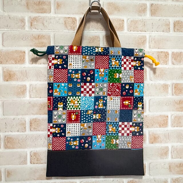 nana2277nana。刺繍布地のパッチワーク巾着袋（ブルー系×白系
