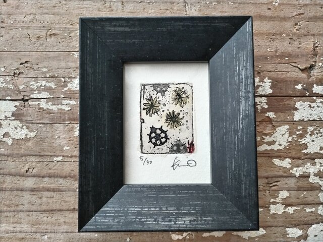 【真作】版画　銅版画　パンジー　白い小鉢　彩り豊かな花の版画　Z37 ミニ銅版画『花シャワー』 | iichi 日々の暮らしを心地よくする