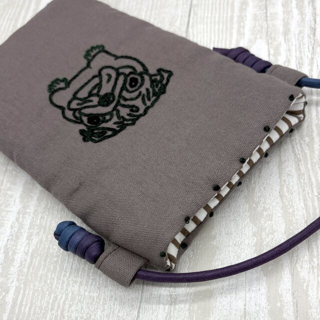 手刺繍スマホショルダー パグ | iichi 日々の暮らしを心地よくする