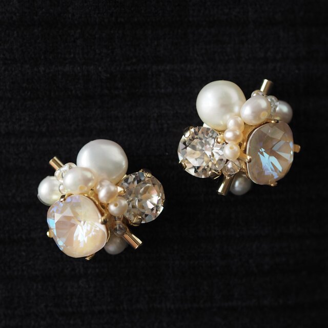 ベージュ＊スワロフスキー×淡水パールのビジューピアス／イヤリング