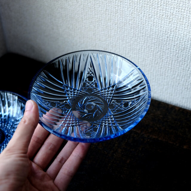 八芒星の文様◇涼しげなブルー。昭和中期頃 プレスガラス小皿 昭和