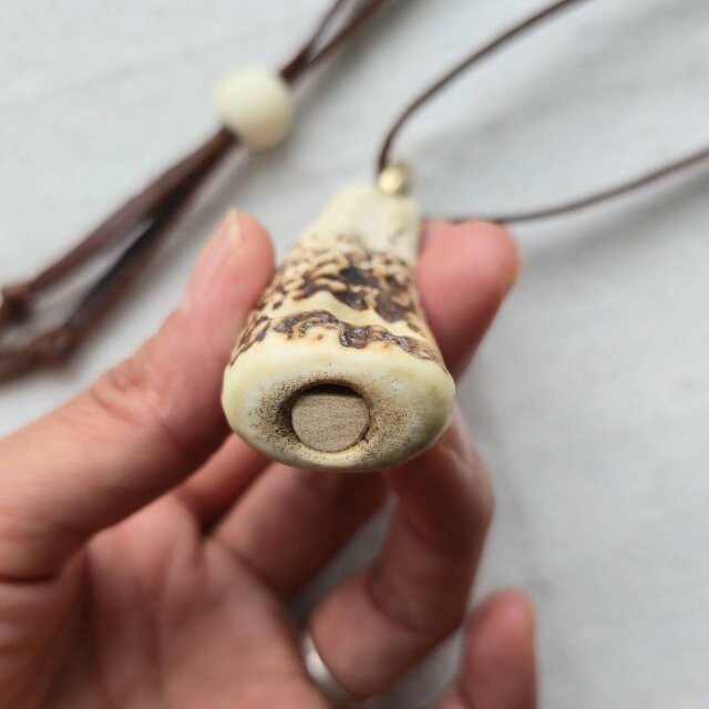 鹿の角 蝦夷鹿の角笛ペンダント | iichi 日々の暮らしを心地よくする