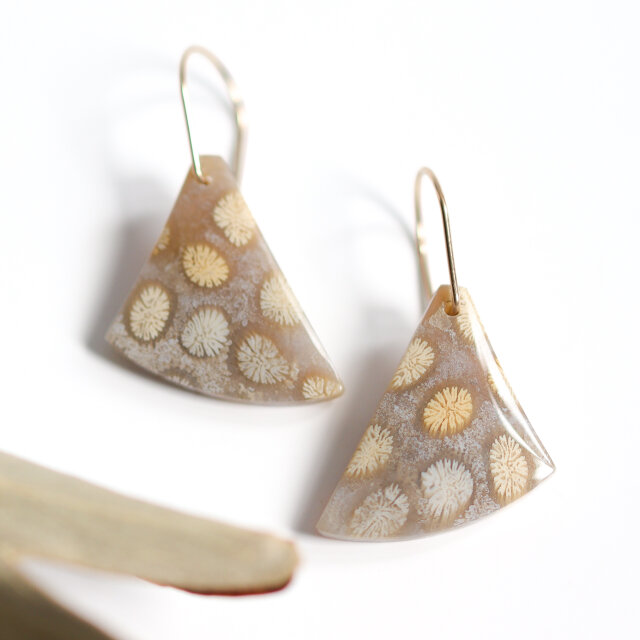 時間を纏う・花模様のフォッシルコーラルピアス｜天然石 一点もの 菊目