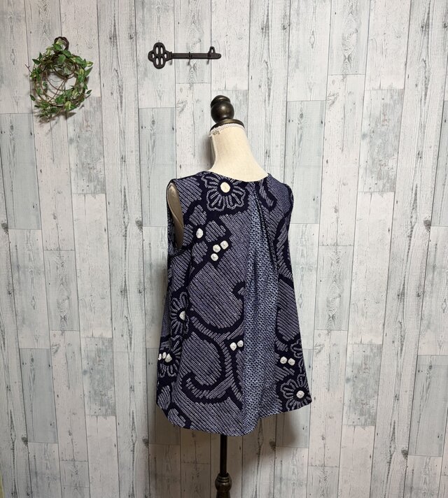 浴衣リメイク　白絣浴衣からロングブラウス❣️ ☆ 浴衣リメイク 浴衣反物から 藍に白花 後ろタックタンクフレアー