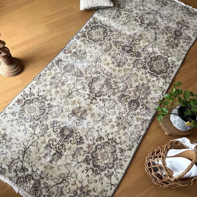 50×110 クリーム色　ボタニカル柄　小さめトルコヴィンテージラグ 75.5×180淡いアイボリー×グレージュ ボタニカル柄 トルコヴィンテージ