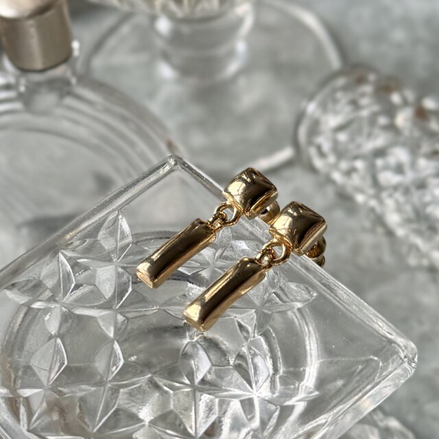 P832-ヴィンテージピアス U.S.A. 1980-90's Geometric Gold Drop