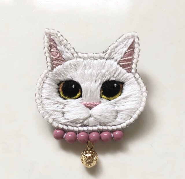 白猫】手刺繍ブローチ 2way仕様(バッグチャームオプションあり) 愛猫 白猫】手刺繍ブローチ 2way仕様(バッグチャームオプションあり) 愛猫