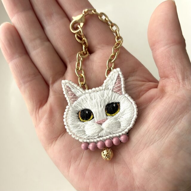 白猫】手刺繍ブローチ 2way仕様(バッグチャームオプションあり) 愛猫