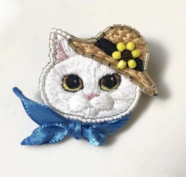 く*ん様 ハンドメイドミニ刺繍フレーム　麦わら帽子と子猫 麦わら帽子の白猫】手刺繍ブローチ 2way仕様(バッグチャームオプション