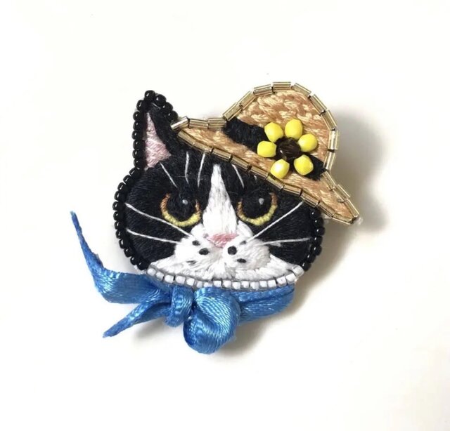 麦わら帽子のハチワレ猫】手刺繍ブローチ 2way仕様(バッグチャーム