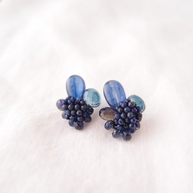 ネイビーcolor✳︎バロックパールカボション✳︎スパンコール✳︎刺繍ピアス ご予約品・K様】天然石刺繍ピアス Kyanite_LondonBlue Topaz_Lapis