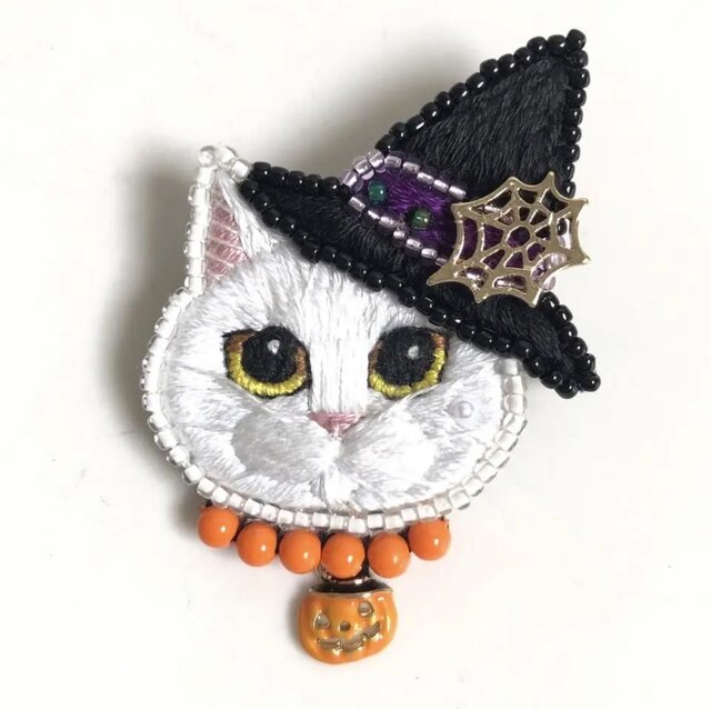 ハロウィン 白猫】ブローチ 2way仕様(バッグチャームオプション有