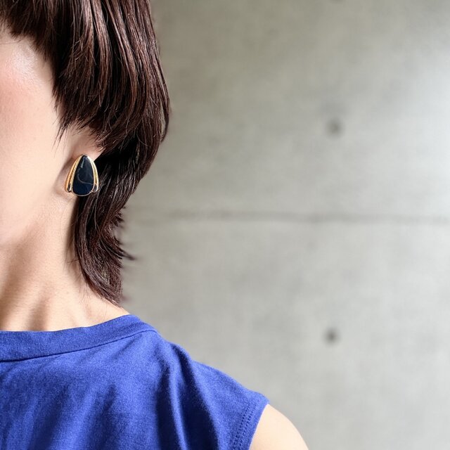 P835-ヴィンテージピアス U.S.A. 1980-90's Navy Enamel & Gold Curved