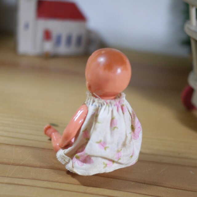ホロ付き木製ベビーカーと花柄ベビー服 ヴィンテージドイツ ドール