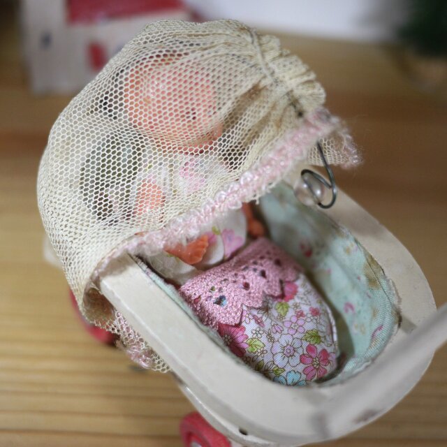 ホロ付き木製ベビーカーと花柄ベビー服 ヴィンテージドイツ ドール