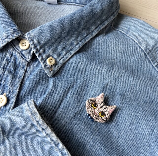 キジトラ】小さな猫ブローチ 豆猫ちゃん 手刺繍 猫の日 うちの子 愛猫