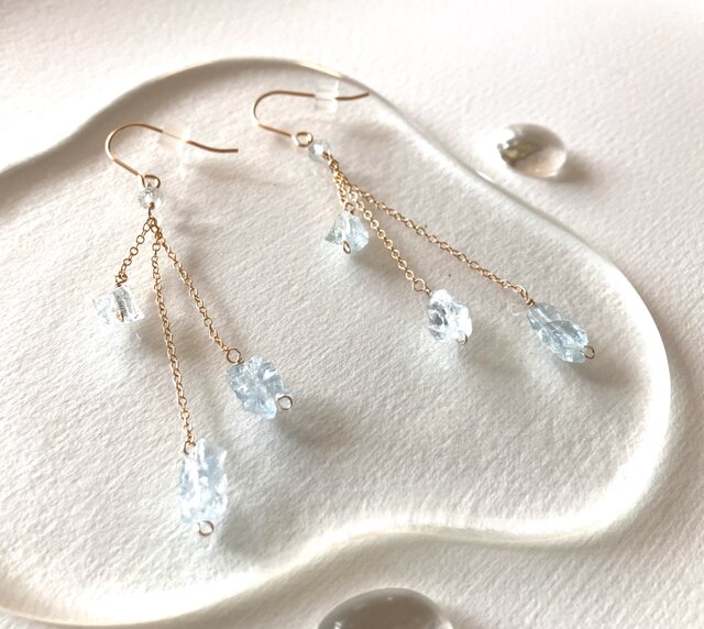 氷のかけら クラッシュアクアマリンのピアス | iichi 日々の暮らしを