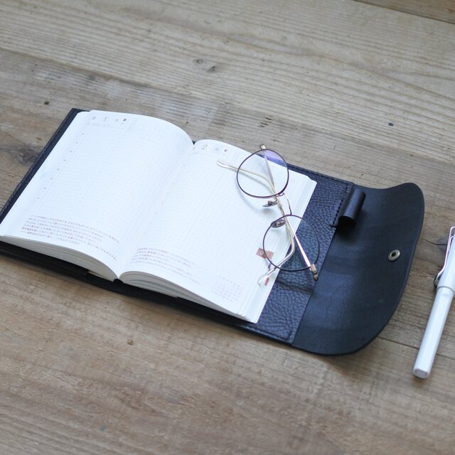 本革の手帳カバー(ブラック)|A6サイズ ほぼ日手帳 | iichi 日々の 本革の手帳カバー(ブラック)|A6サイズ ほぼ日手帳 | iichi 日々の