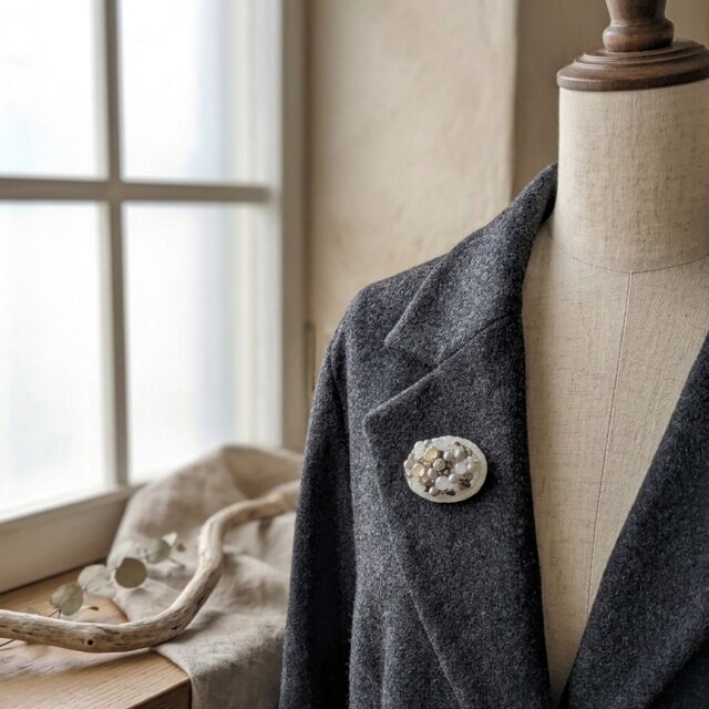 シックなトーンのビーズ刺繍ブローチ（K1253) | iichi 日々の暮らしを