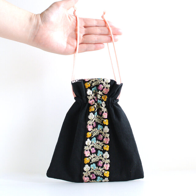 インド刺繍リボンの巾着ポーチ ブラック | iichi 日々の暮らしを