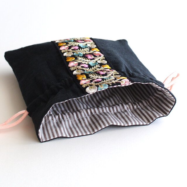 インド刺繍リボンの巾着ポーチ ブラック | iichi 日々の暮らしを