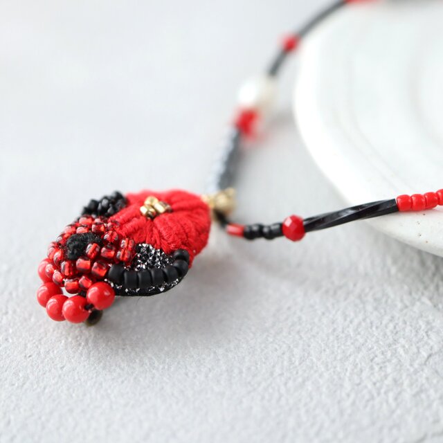 黒と赤のビーズネックレス Black&Red 3wayブローチネックレス｜ビーズネックレス｜淡水パール
