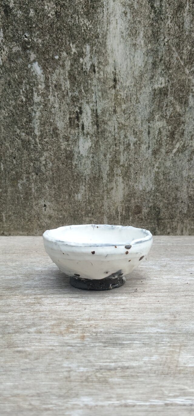 粉引きぐい呑み | iichi 日々の暮らしを心地よくするハンドメイドや