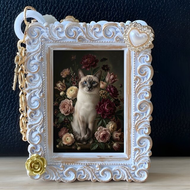 猫（シャム猫）バッグチャーム 花の油絵風アート ホワイト額縁 | iichi
