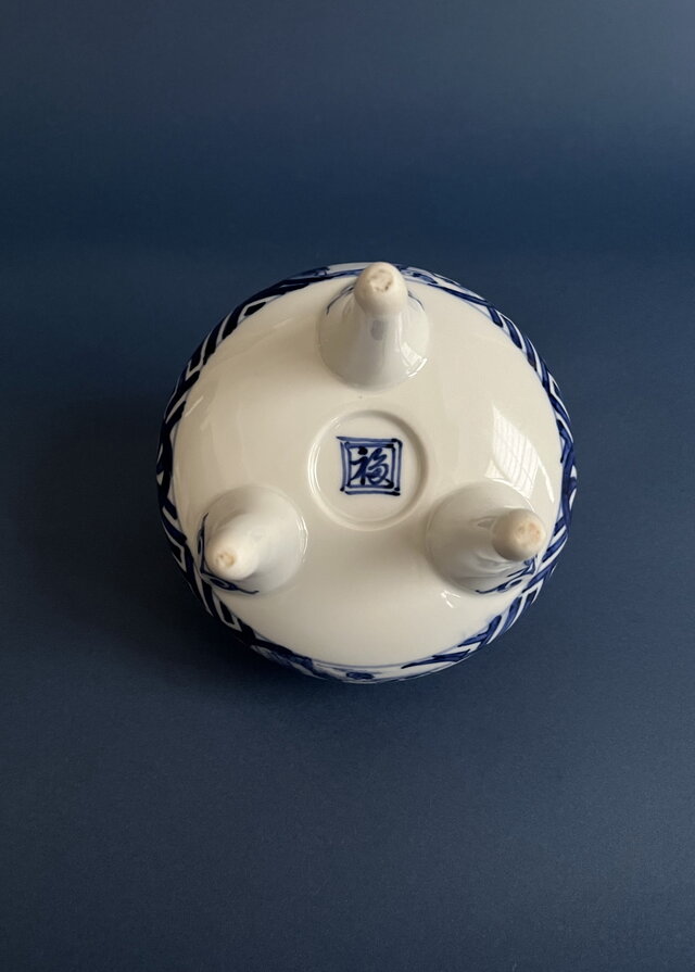 三足染付香炉 yk110 | iichi 日々の暮らしを心地よくするハンドメイド