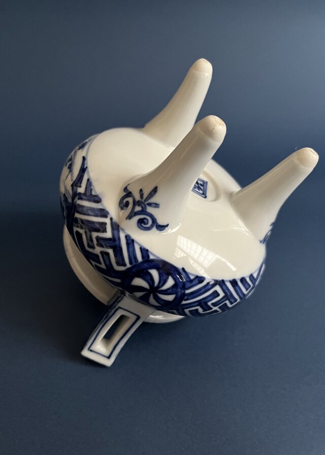 三足染付香炉 yk110 | iichi 日々の暮らしを心地よくするハンドメイド