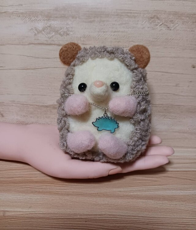 ハリネズミ 羊毛フェルトぬいぐるみ ② 可愛らしいハリネズミのぬいぐるみ マスコット 羊毛フェルト | iichi