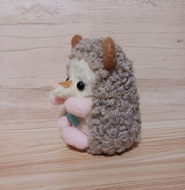 可愛らしいハリネズミのぬいぐるみ マスコット 羊毛フェルト | iichi