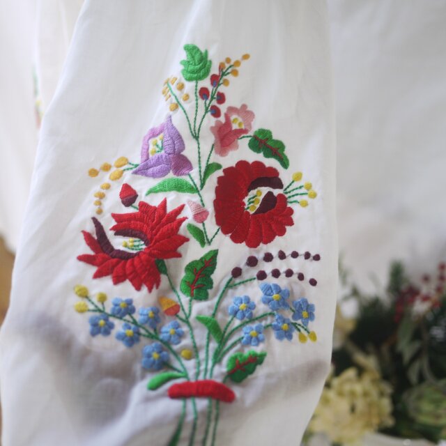 カロチャ刺繍 白いブラウス ハンガリー ヴィンテージ 民族衣装 | iichi
