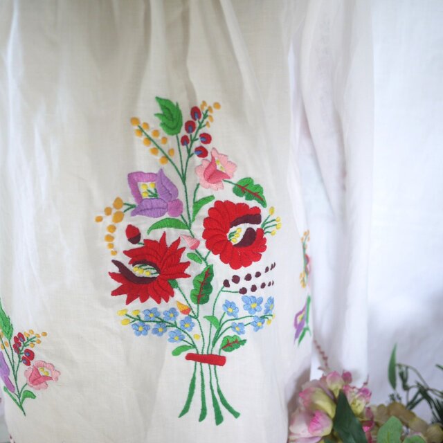カロチャ刺繍 白いブラウス ハンガリー ヴィンテージ 民族衣装 | iichi