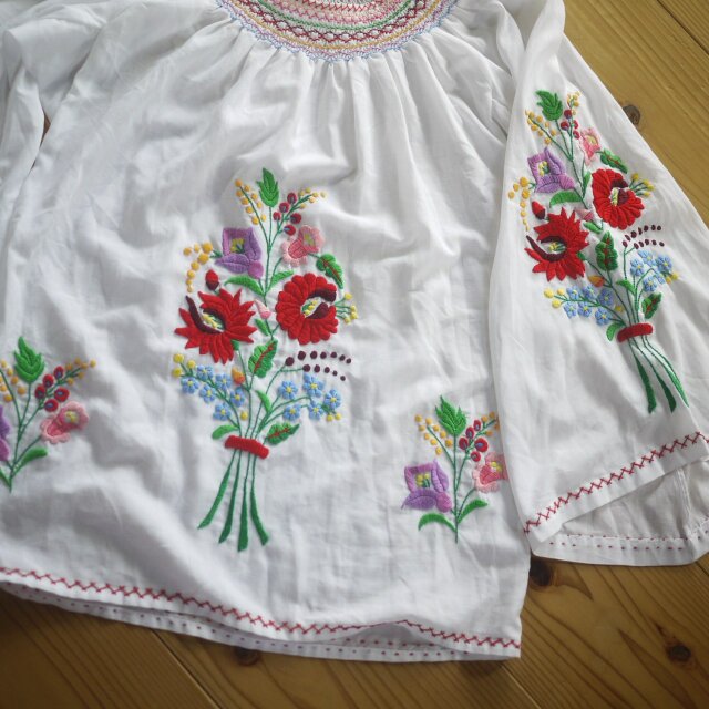 ヴィンテージ　ハンガリー　　民族衣装　東欧　刺繍　ブラウス カロチャ刺繍 白いブラウス ハンガリー ヴィンテージ 民族衣装 | iichi