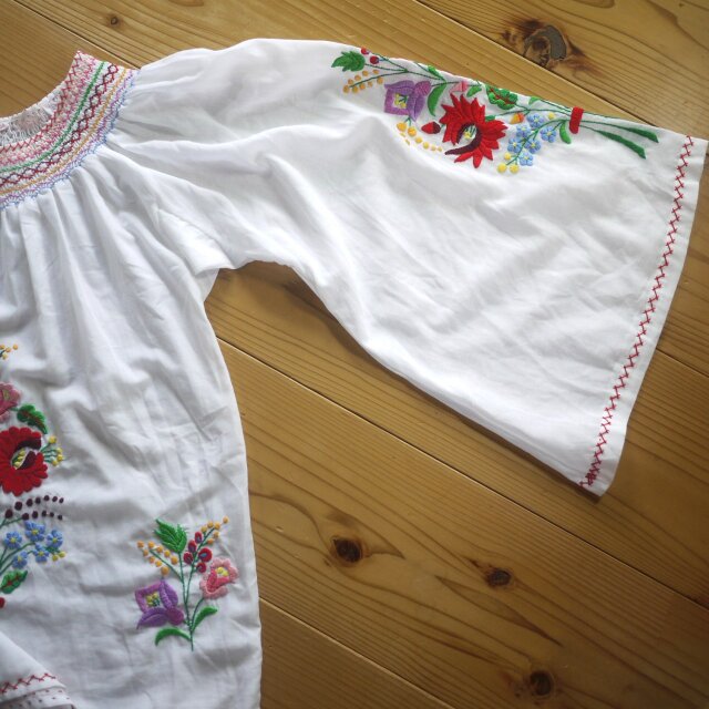 カロチャ刺繍 白いブラウス ハンガリー ヴィンテージ 民族衣装 | iichi
