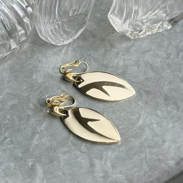 Y1258-ヴィンテージイヤリング U.S.A. 1980s Gold & Cream Modernist