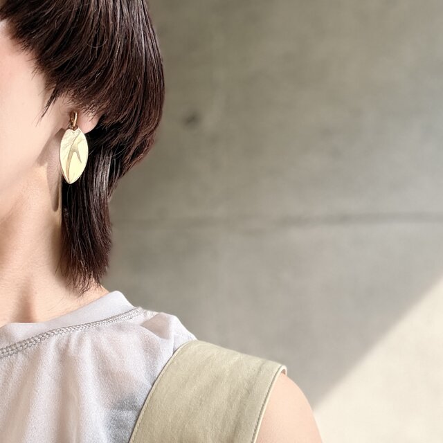 Y1258-ヴィンテージイヤリング U.S.A. 1980s Gold & Cream Modernist
